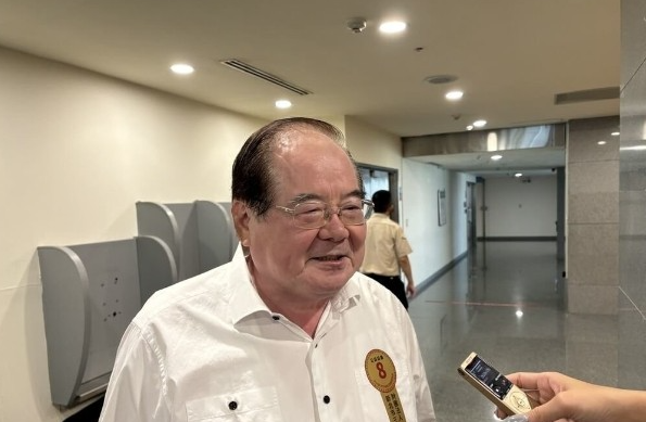 國民黨新團隊交接 李乾龍稱世代交替是經驗傳承